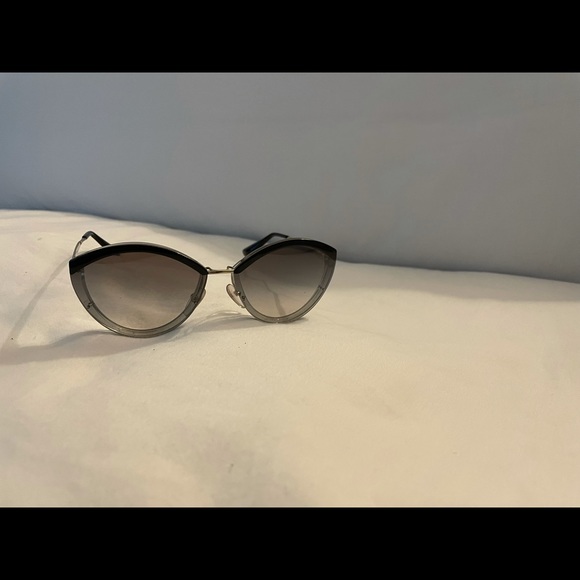 Prada sunglasses - Picture 4 of 10